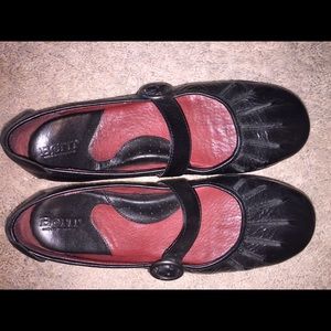 BORN Black leather Mary Jane style shoe size 9